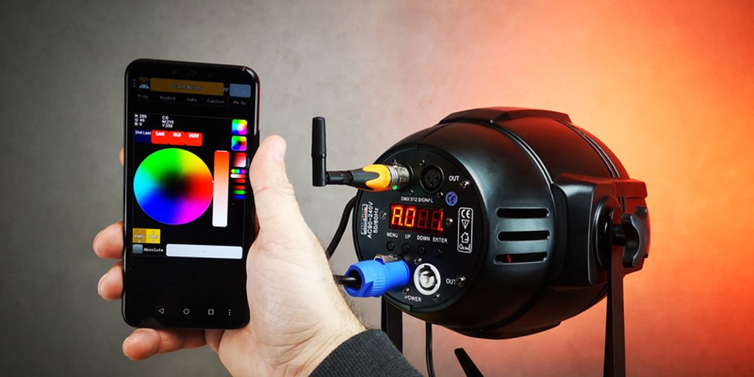 AIR2DMX PRO steuert einen PAR-Scheinwerfer vom Smartphone aus